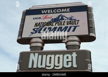 Un segno del Nugget Casino Resort che promuove l'UCS Spirit Pole Vault Summit, venerdì 13 gennaio 2023, a Sparks, N° Foto Stock