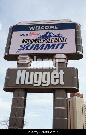 Un segno del Nugget Casino Resort che promuove l'UCS Spirit Pole Vault Summit, venerdì 13 gennaio 2023, a Sparks, N° Foto Stock