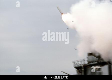 Un missile di terra Tomahawk BGM-109 si dirige verso un bersaglio iracheno dopo essere stato lanciato da un lanciatore di scatole blindate Mark 143 (ABL) a bordo della nave da guerra USS WISCONSIN (BB-64) durante l'operazione Desert Storm. Soggetto operativo/Serie: BASE DELLA TEMPESTA DEL DESERTO: USS Wisconsin (BB 64) Foto Stock