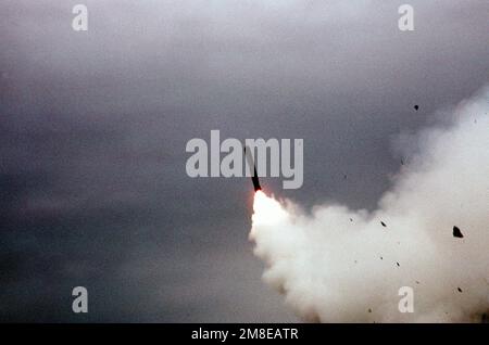 Un missile di attacco terrestre (TLAN) Tomahawk BGM-109 si dirige verso un obiettivo iracheno dopo essere stato lanciato dalla nave da guerra USS WISCONSIN (BB-64) durante l'operazione Desert Storm. Soggetto operativo/Serie: BASE DELLA TEMPESTA DEL DESERTO: USS Wisconsin (BB 64) Foto Stock