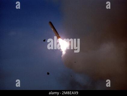 Un missile di attacco terrestre (TLAN) Tomahawk BGM-109 si dirige verso un obiettivo iracheno dopo essere stato lanciato dalla nave da guerra USS WISCONSIN (BB-64) durante l'operazione Desert Storm. Soggetto operativo/Serie: TEMPESTA DEL DESERTO Paese: Golfo Persico Foto Stock