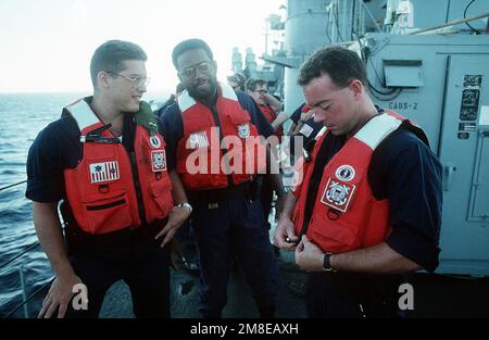 GUNNER's Mate 3rd Class Matthew Groenewold, Boatswain's Mate 1st Class Glenn T. Wade and Machinery Technician 3rd Class Eric Glenn, membri degli Stati Uniti Il distaccamento dell'applicazione della legge della Guardia di costa (LEDET), si allena a bordo del cacciatorpediniere missilistico guidato USS WILLIAM V. PRATT (DDG-44) prima di ispezionare il pescatore turco Rize K., il primo peschereccio approvato dalle Nazioni Unite per fornire aiuti umanitari all'Iraq. I membri del team DI LEDET stanno aiutando la forza di interdizione marittima ad applicare le sanzioni degli Stati Uniti contro l'Iraq durante l'operazione Desert Storm. Soggetto operativo/Serie: DESERT STORM Paese: Mar Rosso Foto Stock