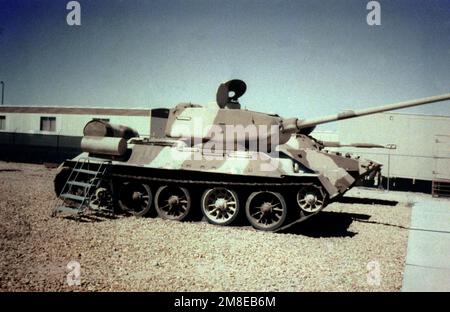 Vista lato destro, in esposizione, serbatoio sovietico T-34/95 medio. Paese: Sconosciuto Foto Stock