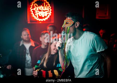 Edimburgo, Scozia. Ven 13 Gennaio 2023. Band scozzese Amateur Cult sul palco presso l'iconico locale di Edimburgo Sneaky Pete's. Amateur Cult è un atto di musica fai da te con sede a Edimburgo, creato da Alastair Chivers, meglio conosciuto per il suo lavoro con le band False Bliss, DTHPDL e Battery Face. Registrarono il loro album di debutto 'The Mirrored Pattern' lungo il Firth of Forth Coast nel 2020-22 e fu pubblicato nell'ottobre 2022. Foto Stock