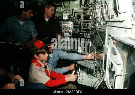 Emiliano Henry, un membro della truppa Boy Scout 85, equipaggia gli aerei subacquei del sottomarino d'attacco nucleare USS PHILADELPHIA (SSN 690) mentre i membri dell'equipaggio e i compagni Scout sono a loro disposizione. La truppa è a bordo della nave per un soggiorno di 36 ore organizzato dal Comandante, Sesta flotta. Paese: Mar Mediterraneo (MED) Foto Stock