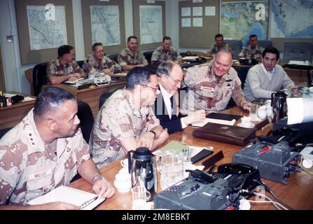 Militari e civili si riuniscono per discutere l'intervento militare degli Stati Uniti nel Golfo Persico durante l'operazione Desert Storm. Dignitari includono, da sinistra: LT. GEN. Calvin Waller, vicedirettore, USCENTCOM; GEN. Colin Powell, presidente, capi di STATO MAGGIORE; Richard Cheney, segretario della difesa; GEN. Norman Schwarzkopf, comandante in capo, Stati Uniti Comando centrale e Paul D. Wolfowitz, Sottosegretario alla difesa per le politiche. Soggetto operativo/Serie: DESERT STORM Paese: Arabia Saudita (SAU) Foto Stock