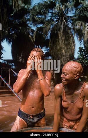 Bagno di fango alle sorgenti termali di Glen Ivy nella California meridionale, USA Foto Stock