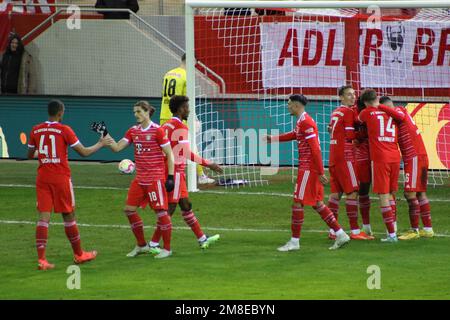 MONACO, Germania. , . bayern giocatori # 11 Kingsley COMAN, # 14 Paul Wanner, # 18 Marcel Sabitzer, # 23 Daley BLIND, # 39 Mathys TEL,# 41 Tarek BUCHMANN,# 46 Arijon IBRAHIMOVIC,# 47 Lovro ZVONAREK,# 48 Yusuf KABADAYI, Festeggia un gol durante una partita di calcio amichevole tra il FC Bayern München e il FC Red Bull Salzburg presso lo stadio di calcio del FC-Bayern Campus, il 13th gennaio 2023 a Muenchen, Germania. Risultato 4:4 (Foto e copyright @ ATP/Arthur THILL (THILL Arthur/ATP/SPP) Credit: SPP Sport Press Photo. /Alamy Live News Foto Stock