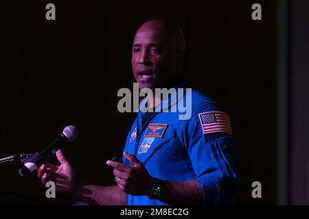 Il capitano della Marina DEGLI STATI UNITI e l'astronauta della NASA Victor Glover intervengono durante la sessione di apertura dell'UCS Spirit National Pole Vault Summit, venerdì 13 gennaio 2023 Foto Stock