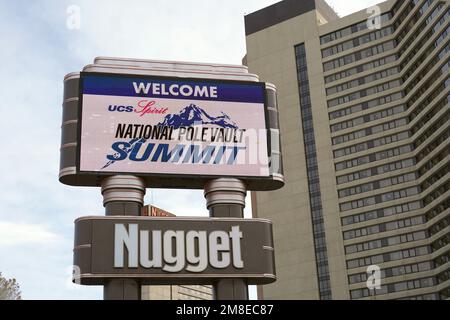 Un segno del Nugget Casino Resort che promuove l'UCS Spirit National Pole Vault Summit, venerdì 13 gennaio 2023, a Sparks, N° Foto Stock