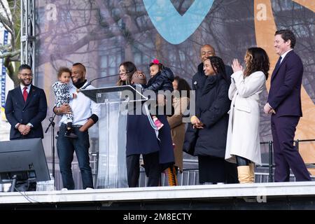 Boston, ma, Stati Uniti. 13th Jan, 2023. La scultura 'The Embrace' che si presenta al Boston Common il 13 gennaio 2023. Credit: Katy Rogers/Media Punch/Alamy Live News Foto Stock