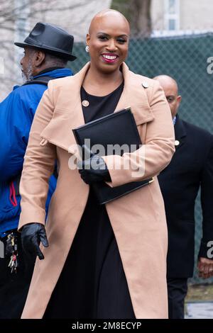 Boston, ma, Stati Uniti. 13th Jan, 2023. Congresso Ayanna Pressley alla scultura 'The Embrace' che si presenta al Boston Common il 13 gennaio 2023. Credit: Katy Rogers/Media Punch/Alamy Live News Foto Stock