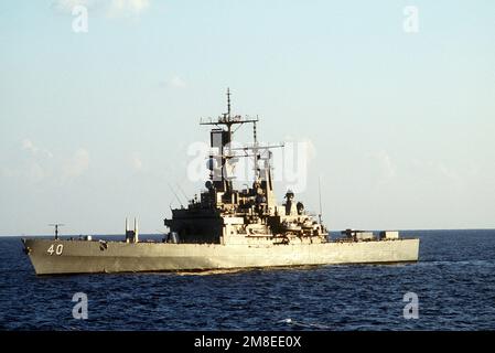 Una vista di prua del porto dell'incrociatore missilistico guidato a energia nucleare USS MISSISSIPPI (CGN-40) in corso durante l'operazione Desert Storm. Soggetto operativo/Serie: DESERT STORM base: USS Mississippi(CGN 40) Foto Stock