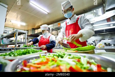 ZHANGYE, CINA - 13 GENNAIO 2023 - gli chef preparano il cenone di Capodanno lunare al Furong Catering Center a Zhangye City, Provincie Gansu della Cina nord-occidentale Foto Stock