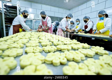 ZHANGYE, CINA - 13 GENNAIO 2023 - gli chef preparano il cenone di Capodanno lunare al Furong Catering Center a Zhangye City, Provincie Gansu della Cina nord-occidentale Foto Stock