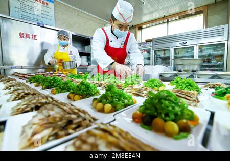 ZHANGYE, CINA - 13 GENNAIO 2023 - gli chef preparano il cenone di Capodanno lunare al Furong Catering Center a Zhangye City, Provincie Gansu della Cina nord-occidentale Foto Stock