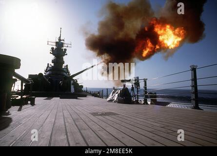 La nave da guerra USS WISCONSIN (BB-64) spara uno dei suoi cannoni Mark da 7 16 pollici/50 di calibro a un bersaglio della costa irachena durante l'operazione Desert Storm. Soggetto operativo/Serie: DESERT STORM Paese: Sconosciuto Foto Stock