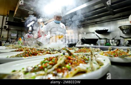 ZHANGYE, CINA - 13 GENNAIO 2023 - gli chef preparano il cenone di Capodanno lunare al Furong Catering Center a Zhangye City, Provincie Gansu della Cina nord-occidentale Foto Stock