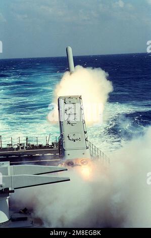 Un missile TLAM (TLAM) Tomahawk Land-Attack BGM-109 viene lanciato verso un bersaglio in Iraq dal lato del porto Mark 143 Armored Box Launcher (ABL) sulla poppa dell'incrociatore missilistico guidato a propulsione nucleare USS MISSISSIPPI (CGN40) durante l'operazione Desert Storm. Soggetto operativo/Serie: DESERT STORM Paese: Mar Rosso Foto Stock