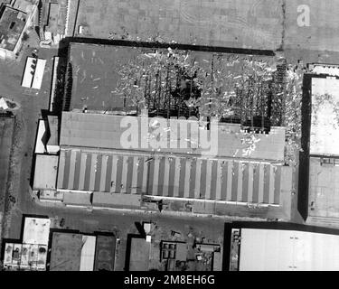 Una vista aerea di un magazzino a sud di Kuwait City, bombardato dalle forze di coalizione durante l'operazione Desert Storm. Si era sospettato che l'edificio contenesse aerei iracheni. Data esatta dell'acquisizione sconosciuta. Subject Operation/Series: DESERTO TEMPESTA Nazione: Kuwait(KWT) Foto Stock