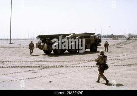 Una vista posteriore destra di una RANA irachena-7 Free Rocket Over Ground (RANA) sistema di razzo di artiglieria Transporter-Erector-Launcher (TEL) catturato durante l'operazione Desert Storm. Subject Operation/Series: DESERT STORM Paese: Kuwait (KWT) Foto Stock