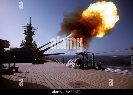 La nave da guerra USS WISCONSIN (BB-64) spara uno dei suoi cannoni Mark da 7 16 pollici/50 di calibro a un bersaglio della costa irachena durante l'operazione Desert Storm. Soggetto operativo/Serie: DESERT STORM Paese: Sconosciuto Foto Stock