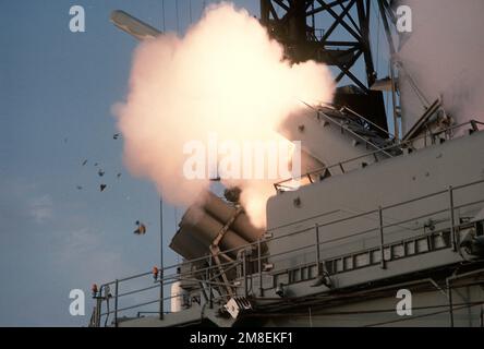 Un missile TLAM (Land-Attack Missile) Tomahawk BGM-109 viene lanciato verso un bersaglio iracheno da un lanciatore di Box blindato Mark 143 (ABL) a bordo della nave da guerra USS WISCONSIN (BB-64) durante l'operazione Desert Storm. Soggetto operativo/Serie: DESERT STORM Paese: Sconosciuto Foto Stock