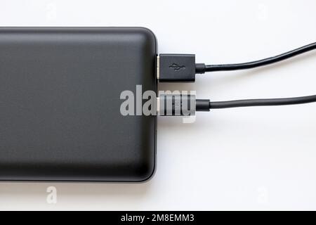 KIEV, UCRAINA - 4 MAGGIO 2022 batteria Powerbank portatile con logo di Belkin International, produttore americano di elettronica di consumo specializzata in dispositivi di connettività Foto Stock