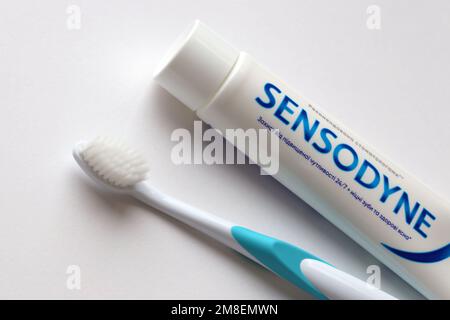 KIEV, UCRAINA - 4 MAGGIO 2022 Sensodyne fluoro o fluor è un dentifricio al fluoro che aiuta a proteggere contro la sensibilità dei denti Foto Stock
