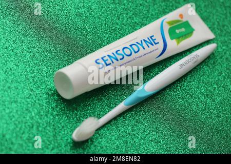 KIEV, UCRAINA - 4 MAGGIO 2022 Sensodyne fluoro o fluor è un dentifricio al fluoro che aiuta a proteggere contro la sensibilità dei denti Foto Stock