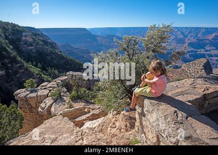 Bambino sul Grand Canyon. I bambini possono godersi la montagna nel Parco Nazionale. Paesaggio roccioso del Canyon. Monument Valley, Arizona. Vista panoramica. Canyon National Park. Foto Stock