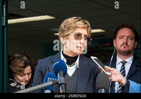 Palermo, Italia. 13th Jan, 2023. Giulia Bongiorno (C), avvocato, risponde alle domande della stampa. Nella sala bunker del carcere di Ucciardone a Palermo, l'ex ministro dell'interno Luciana Lamorgese, l'ex ministro degli Affari Esteri Luigi di Maio, Ed ex Premier e attuale leader del movimento cinque Stelle (M5S) Giuseppe Conte sono stati chiamati a testimoniare nel processo che vede la ONG spagnola Open Arms contro il Ministro delle infrastrutture e dei Trasporti Matteo Salvini. Salvini è accusato di rapimento e abuso di ufficio per aver negato lo sbarco di 147 migranti a bordo di OPE Foto Stock