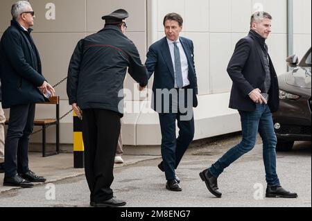 Palermo, Italia. 13th Jan, 2023. Giuseppe Conte (C), leader del M5S, vide salutare un uomo delle forze carabinieri. Nella sala bunker del carcere di Ucciardone a Palermo, l'ex ministro dell'interno Luciana Lamorgese, l'ex ministro degli Affari Esteri Luigi di Maio, Ed ex Premier e attuale leader del movimento cinque Stelle (M5S) Giuseppe Conte sono stati chiamati a testimoniare nel processo che vede la ONG spagnola Open Arms contro il Ministro delle infrastrutture e dei Trasporti Matteo Salvini. Salvini è accusato di rapimento e abuso di ufficio per aver negato lo sbarco di 147 migran Foto Stock