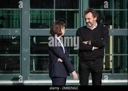 Palermo, Italia. 13th Jan, 2023. Il direttore e fondatore di Open Arms, Oscar Camps (R), visto mentre si parla con un avvocato fuori dalla stanza bunker. Nella sala bunker del carcere di Ucciardone a Palermo, l'ex ministro dell'interno Luciana Lamorgese, l'ex ministro degli Affari Esteri Luigi di Maio, Ed ex Premier e attuale leader del movimento cinque Stelle (M5S) Giuseppe Conte sono stati chiamati a testimoniare nel processo che vede la ONG spagnola Open Arms contro il Ministro delle infrastrutture e dei Trasporti Matteo Salvini. Salvini è accusato di rapimento e abuso di ufficio per de Foto Stock