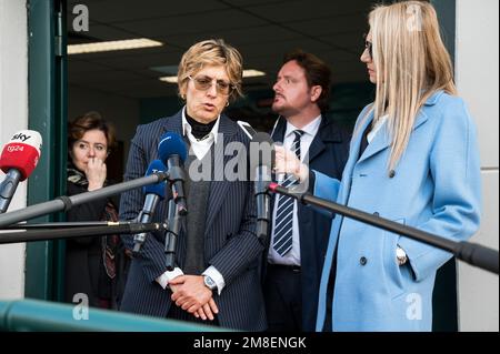 Palermo, Italia. 13th Jan, 2023. L'avvocato Giulia Bongiorno (L2) risponde alle domande della stampa. Nella sala bunker del carcere di Ucciardone a Palermo, l'ex ministro dell'interno Luciana Lamorgese, l'ex ministro degli Affari Esteri Luigi di Maio, Ed ex Premier e attuale leader del movimento cinque Stelle (M5S) Giuseppe Conte sono stati chiamati a testimoniare nel processo che vede la ONG spagnola Open Arms contro il Ministro delle infrastrutture e dei Trasporti Matteo Salvini. Salvini è accusato di rapimento e abuso di ufficio per aver negato lo sbarco di 147 migranti a bordo di Open Foto Stock