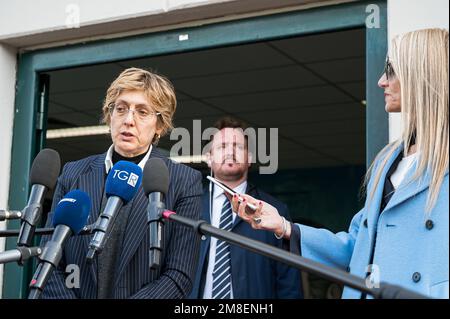 Palermo, Italia. 13th Jan, 2023. L'avvocato Giulia Bongiorno (L) risponde alle domande della stampa. Nella sala bunker del carcere di Ucciardone a Palermo, l'ex ministro dell'interno Luciana Lamorgese, l'ex ministro degli Affari Esteri Luigi di Maio, Ed ex Premier e attuale leader del movimento cinque Stelle (M5S) Giuseppe Conte sono stati chiamati a testimoniare nel processo che vede la ONG spagnola Open Arms contro il Ministro delle infrastrutture e dei Trasporti Matteo Salvini. Salvini è accusato di rapimento e abuso di ufficio per aver negato lo sbarco di 147 migranti a bordo di Open A. Foto Stock