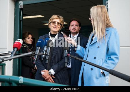 Palermo, Italia. 13th Jan, 2023. L'avvocato Giulia Bongiorno (L2) risponde alle domande della stampa. Nella sala bunker del carcere di Ucciardone a Palermo, l'ex ministro dell'interno Luciana Lamorgese, l'ex ministro degli Affari Esteri Luigi di Maio, Ed ex Premier e attuale leader del movimento cinque Stelle (M5S) Giuseppe Conte sono stati chiamati a testimoniare nel processo che vede la ONG spagnola Open Arms contro il Ministro delle infrastrutture e dei Trasporti Matteo Salvini. Salvini è accusato di rapimento e abuso di ufficio per aver negato lo sbarco di 147 migranti a bordo di Open Foto Stock