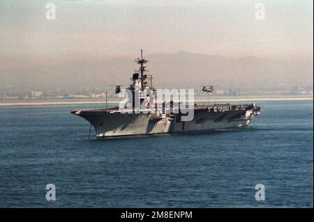 Un US Navy (USN) CH-46D Sea Knights, con l'Helicopter Combat Support Squadron 11 (HC-11), Gunbearers, Naval Air Station North Island (NASNI) si sposta verso l'USN Forrestal Class Aircraft Carrier USS INDEPENDENCE (CV 62) con un carico di forniture durante una missione Vertical Replenishment (VERTREP). Base: San Diego Stato: California (CA) Paese: Stati Uniti d'America (USA) Foto Stock