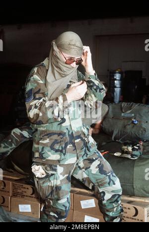 MASTER SGT. Dennis Sprong, 375th Supply Squadron, cerca di mettere in testa l'attrezzatura in preparazione per schierarsi in Arabia Saudita a sostegno dell'operazione Desert Shield. Oggetto operazione/Serie: OPERAZIONE BASE DI PROTEZIONE DEL DESERTO: Scott Air Force base Stato: Illinois (il) Paese: Stati Uniti d'America (USA) Foto Stock