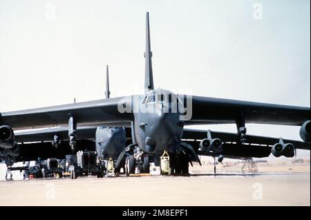 Un B-52G Stratofortress bombardiere dalla 1708th Bomb Wing è preparato per una missione durante l'operazione Desert Storm. Soggetto operativo/Serie: DESERT STORM Paese: Sconosciuto Foto Stock