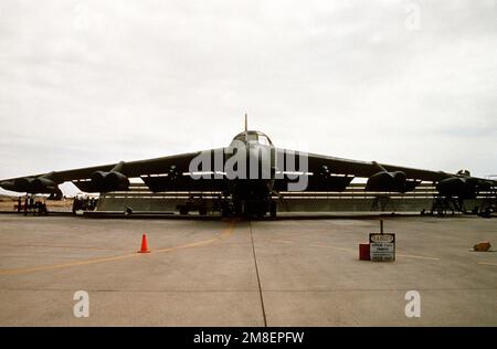 Un B-52G Stratofortress bombardiere dalla 1708th Bomb Wing è preparato per una missione durante l'operazione Desert Storm. Soggetto operativo/Serie: DESERT STORM Paese: Sconosciuto Foto Stock