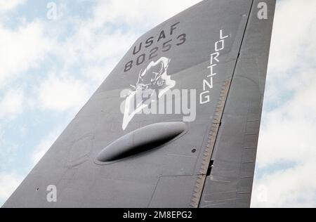 Una vista della pinna di coda di un B-52G Stratofortress bombardiere dalla 1708th Bomb Wing in un campo d'aria durante l'operazione Desert Storm. Soggetto operativo/Serie: DESERT STORM Paese: Sconosciuto Foto Stock