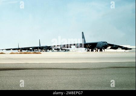 Un B-52G Stratofortress bombardiere dalla 1708th Bomb Wing sono preparati per una missione durante l'operazione Desert Storm. Soggetto operativo/Serie: DESERT STORM Paese: Sconosciuto Foto Stock