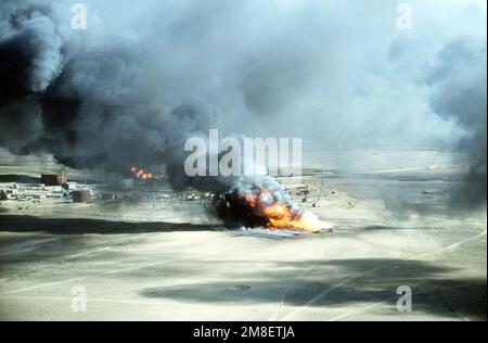 I pozzi di petrolio bruciano fuori controllo, oscurando il cielo con fumo, dopo essere stati arenati ritirando le forze irachene durante l'operazione Desert Storm. Subject Operation/Series: DESERTO TEMPESTA Nazione: Kuwait(KWT) Foto Stock