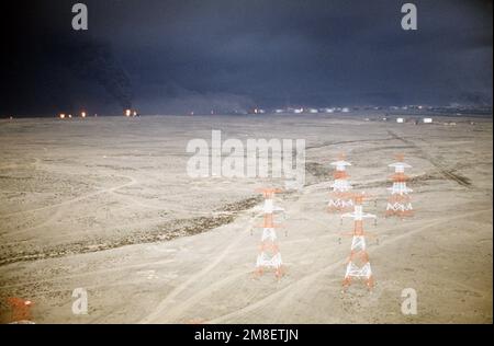 I pozzi di petrolio bruciano fuori controllo, oscurando il cielo con fumo, dopo essere stati arenati ritirando le forze irachene durante l'operazione Desert Storm. Subject Operation/Series: DESERTO TEMPESTA Nazione: Kuwait(KWT) Foto Stock