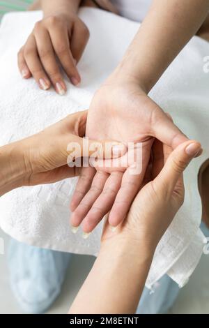 closeup alle dita e alle articolazioni delle mani, massaggio come terapia, trattamento medico per lesioni fisiche, parti del corpo e professionisti Foto Stock