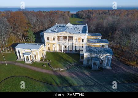 PETERHOF, RUSSIA - 25 OTTOBRE 2022: L'antico palazzo dei Duchi di Leuchtenberg nella tenuta di Sergievka in un pomeriggio di ottobre Foto Stock