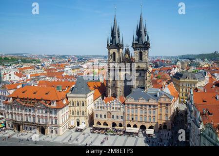 PRAGA, REPUBBLICA CECA - 21 APRILE 2018: Chiesa di nostra Signora prima di Tyn in paesaggio urbano in un giorno di sole aprile Foto Stock