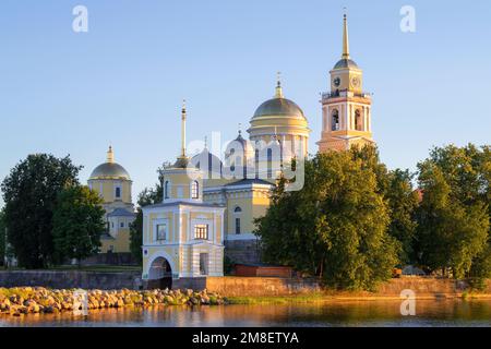 Templi del monastero del deserto di Nilo-Stolobenskaya in una soleggiata serata di luglio. Regione di Tver, Russia Foto Stock