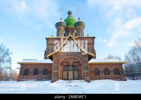 L'antica chiesa di Giovanni Battista (1671-1687) in un pomeriggio di gennaio. Yaroslavl, anello d'oro della Russia Foto Stock